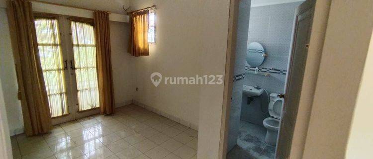 Murah, Rumah 2 Lantai SHM Sudah Renovasi 1