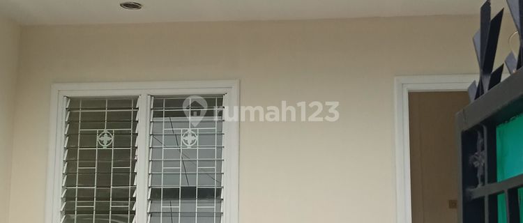 For Rent Per Year 1.5-Story House in Duri Kepa, Size 4x22m², 1 Car Access, Price Rp 58 Million/year. 1