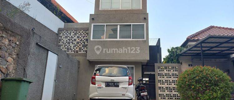 RUMAH 3LANTAI INDUSTRIAL MINIMALIS SHM DI CIGADUNG DAGO BANDUNG 1