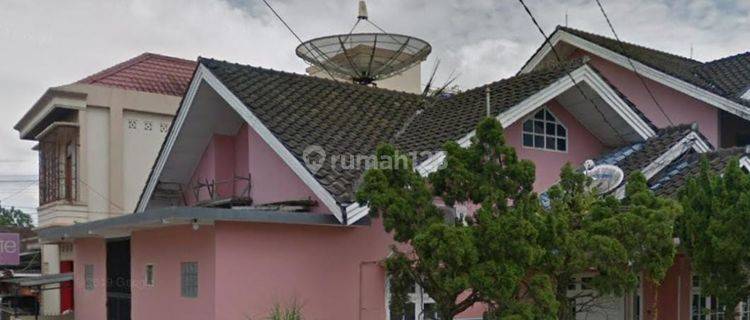 Rumah  Besar di Perumahan Gepita 1