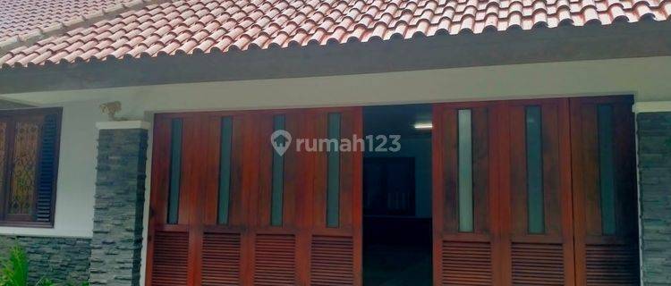 Disewakan Rumah di Jalan Diponegoro, Menteng Kondisi Bagus, Full Furnish dengan Private Pool 1