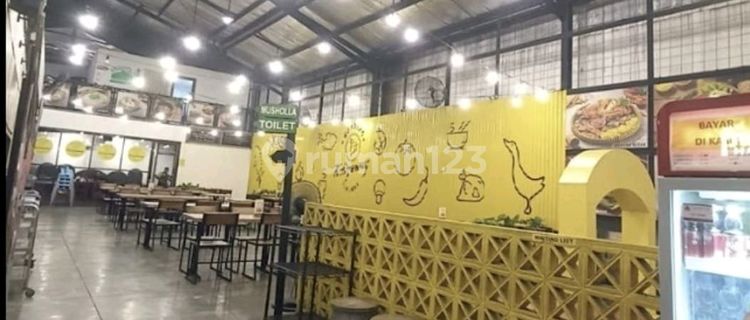 Bangunan usaha di daerah Kampung Kali 1