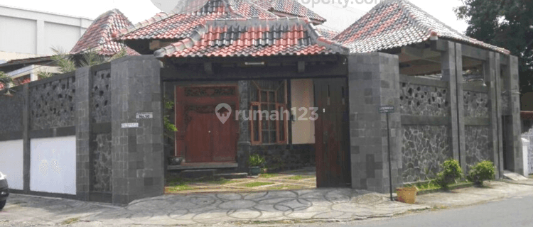 Rumah Modern Klasik 100 Meter dari Jalan Slamet Riyadi 1