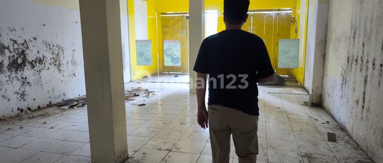 Shop House on the Side of Kanggraksan Main Road, Cirebon City 1