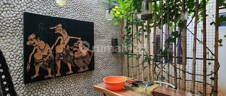 Rumah Cantik Siap Huni Semi Furnished Lokasi Strategis & Harga Terbaik 1