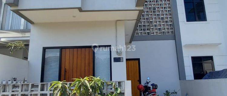 Rumah 2 Lantai Bagus Semi Furnished SHM di Cisaranten, Bandung 1