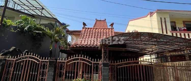 Rumah 2 Lantai Antik Dengan Interior Kayu Jati di Cimanggis Depok 1