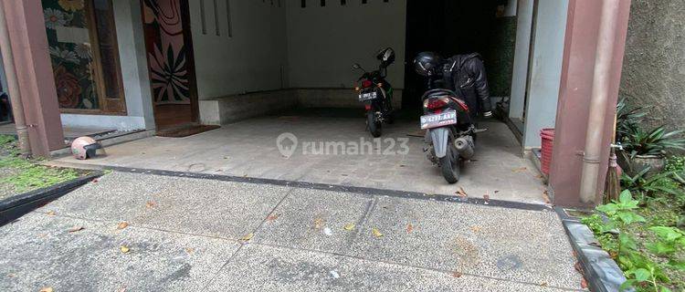 Ruang usaha di jalan utama buah batu area 1