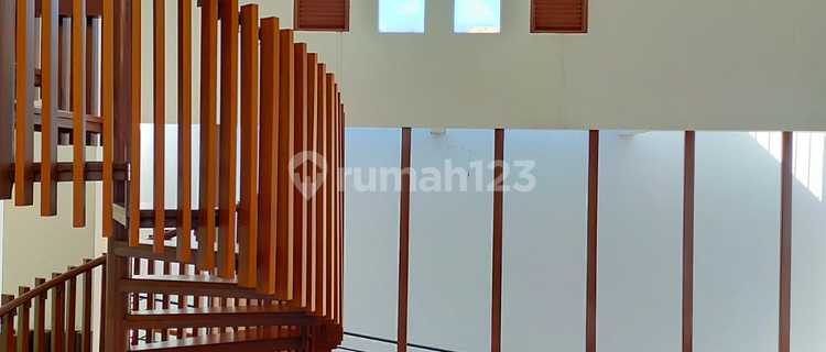 Rumah besar dengan tangga lingkar konsep ke attic-deal sampai.cocok 1