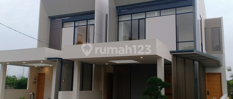 Luxury House Near Jababeka Cikarang Golf Course Green and Serene Atmosphere 1