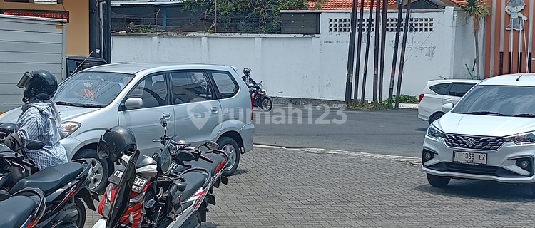 Two- and Three-Floor Shop House for Rent, Suitable for Office Use 1