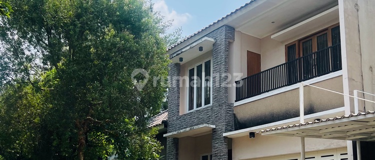 Rumah Mewah Posisi Huk Taman Luas Harga Miring The Green  1