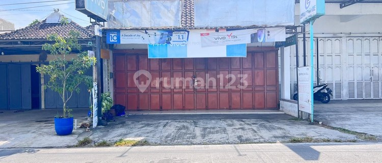 Strategic Shop House with a Home on the Edge of Masaran Main Road, Sragen. 1