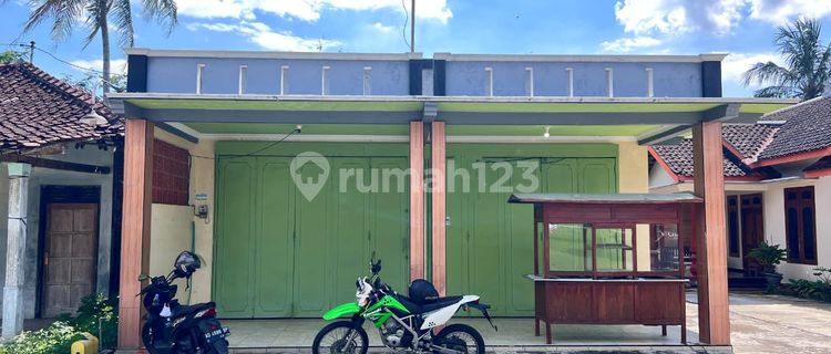 400m² Strategic Shop House on the Edge of Karangpandan Street 1