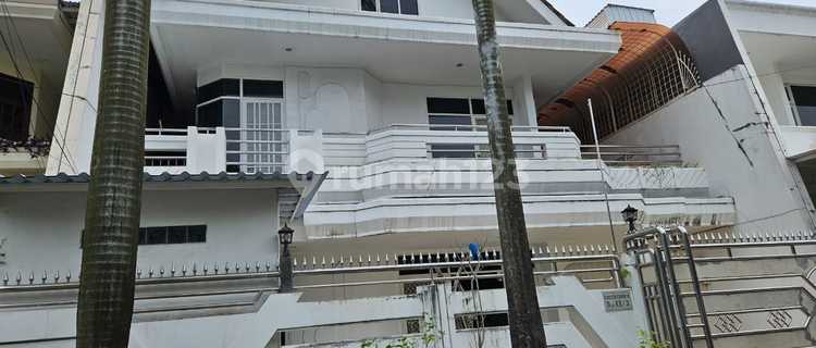 Nice and Well-Maintained House in Green Garden 1