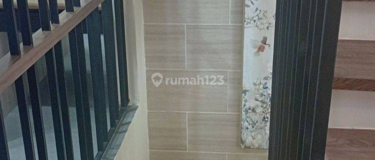 Dijual Rumah di Jalan Mampang IV 4 Lantai SHM Kondisi Baru Hadap Barat 1