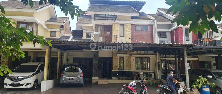 Rumah cantik 3lantai depan taman siap huni di Grand wisata 1