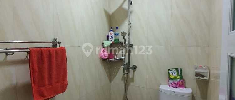 Wide Road House for 4 Cars in Kelapa Gading 1