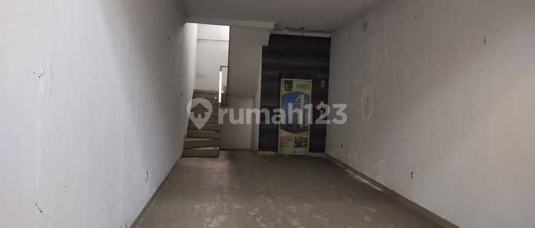 4-Story Shop House in Pelajar Pejuang with Elevator, Strategic Location. 1