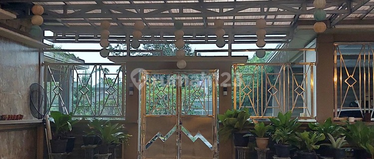 Charming house with a spacious yard next to the Golf Hill. 1