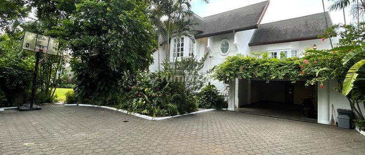 American Classic Luxury House With Large Garden In Kemang Area 1