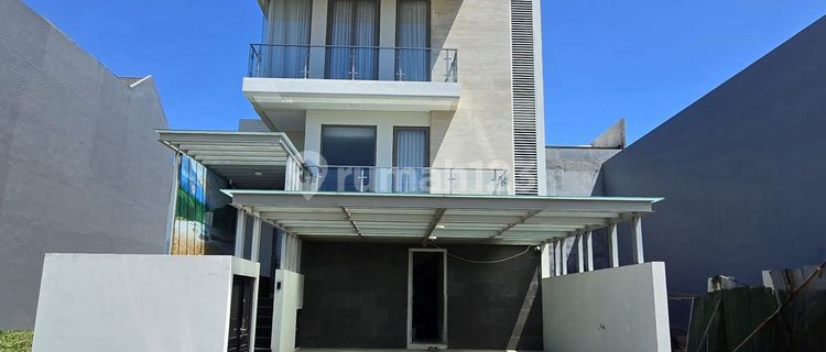 Rumah Pakuwon 3 Lantai Full Furnish Langka! Sebelah Graha 1