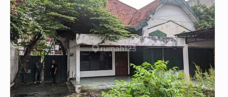 Rumah hitung tanah di area komersil! Cocok untuk komersil building hotel, cafe, klinik, dll. Selangkah dengan darmo diponegoro tunjungan 1