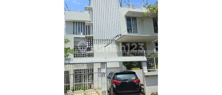 Rental House with Swimming Pool and Rooftop in Menteng, Jakarta 1