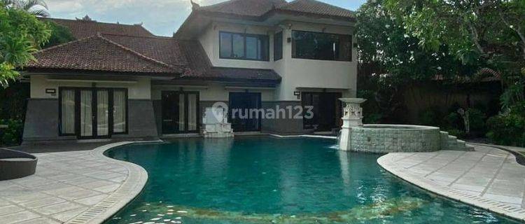 Spacious Villa In Seminyak Bali With Jacuzzi And Oversized Pool 1