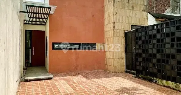 Disewakan Rumah Komplek Semi Furnished (Furniture), Lokasi Dekat Gerbang Tol Ciledug dan Dekat ke Pasar Cipulir dan Kebayoran Lama, Petukangan Selatan, Jakarta Selatan 1