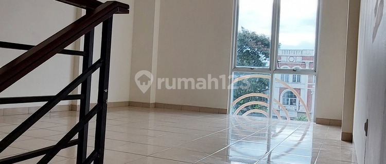 Disewakan ruang usaha di lantai 3 ruko hanya untuk kantor saja hadap jalan Ruang Usaha 1