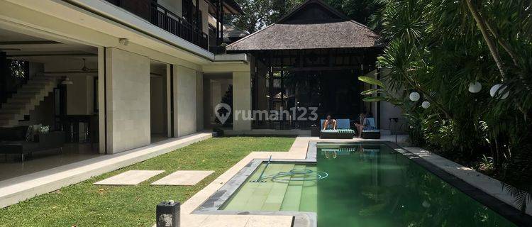 Dijual Villa Luxury Lantai2 di Jln Utama Area Kayu Aya Seminyak Kuta Bali Full Furnished  1