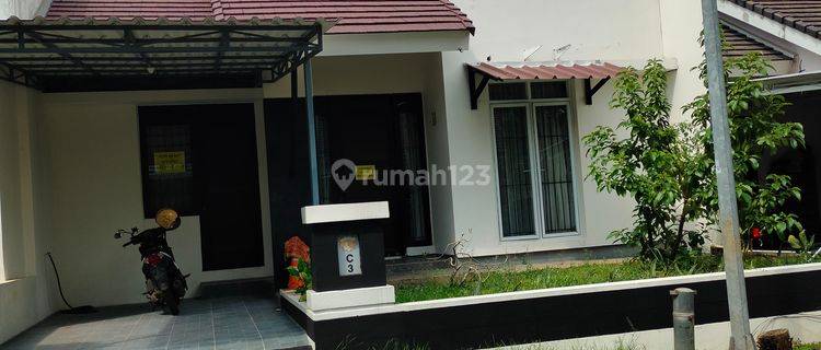 disewakan rumah siap huni dalam komplek lokasi di grand matoa aman nyaman damai lengkap dengan kitchen set,ac di kamar utama dan meja makan sirkulasi udara baik ada taman depan dan belakang lokasi strategis selangkah ke to desari dan deket ke gandul aman  1