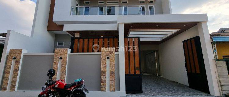 Rumah Baru Modern Minimalis 2 Lantai di Banjarsari  1
