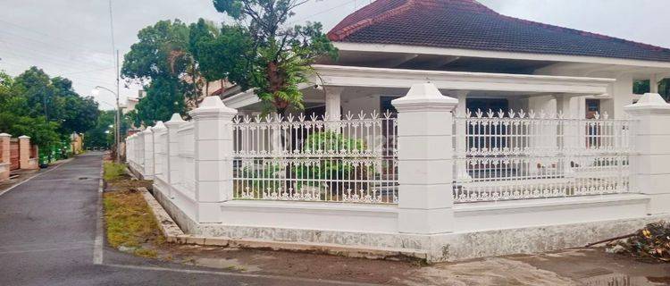 Rumah Hook Tengah Kota Solo 1