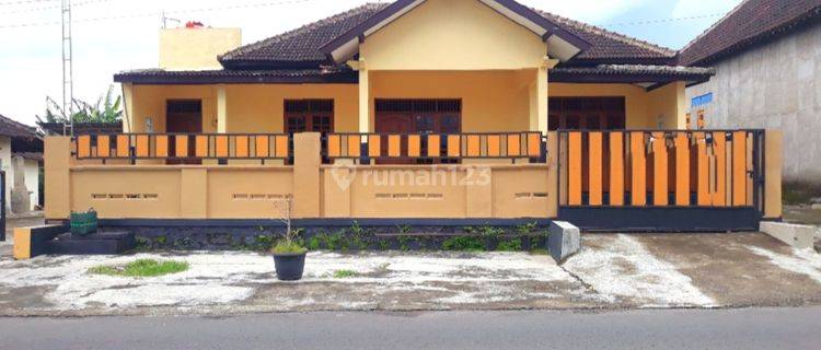 Rumah Strategis Pinggir Jalan Raya  1