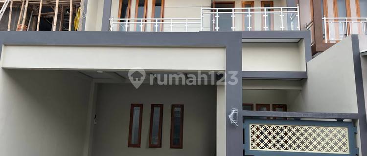 Rumah Murah Mewah 2 Lantai Strategis di Solo baru 1