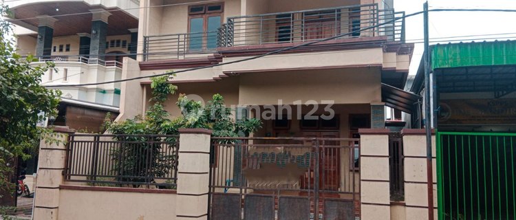 Nice House 2 Floors Strategic in the Center of Solo City 1