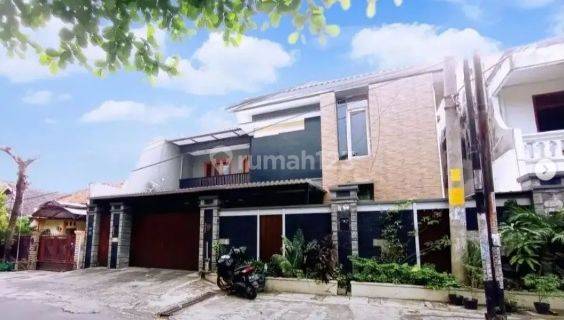 Rumah Mewah 2lt Ada Liftnya Jajar Laweyan Solo 1