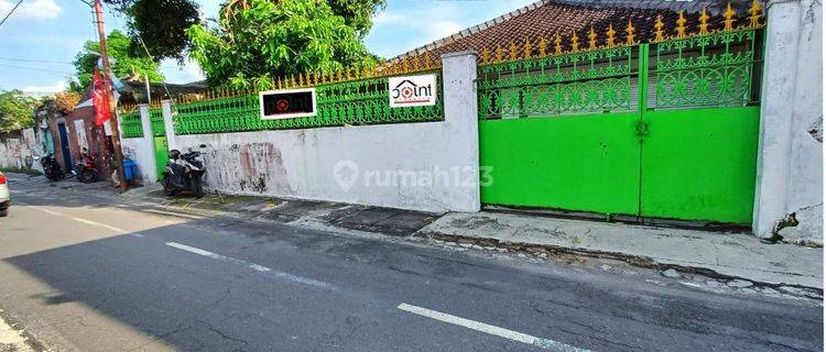 Rumah Lama Tanah Luas Tengah Kota Laweyan Solo 1