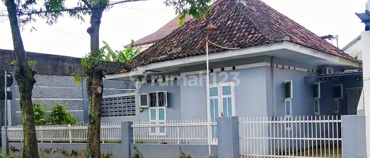 Rumah Second Luas Strategis di Danukusuman Surakarta 1