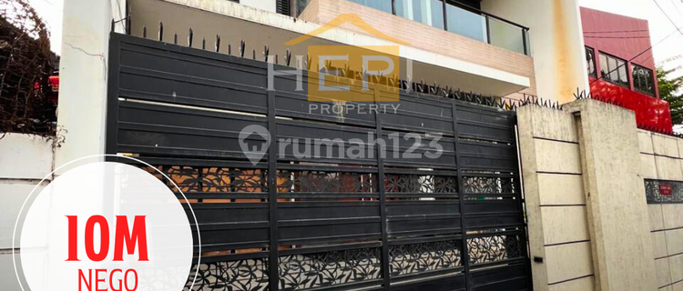 Two-story house in the city center of Pekunden, Semarang. 1