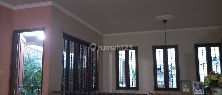 Rumah siap huni di dekat Sentra bisnis Kuningan Tebet Barat Jakarta Selatan 1