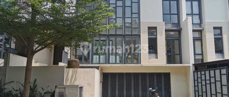 Lancewood Navapark BSD House in front of the park, semi-furnished. 1