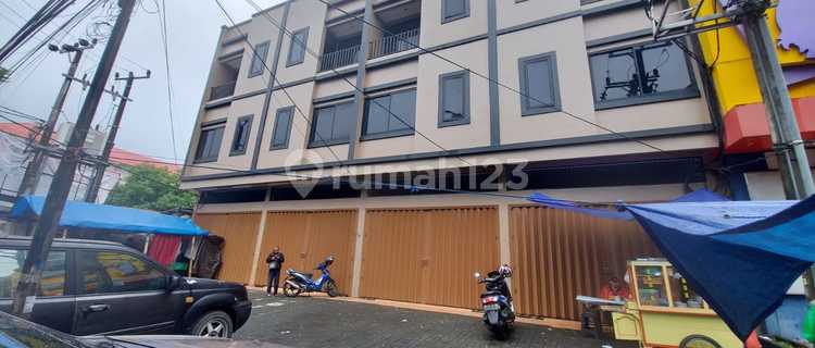 Shop house with spacious parking on Pengayoman Street, Panakukang, Makassar 1