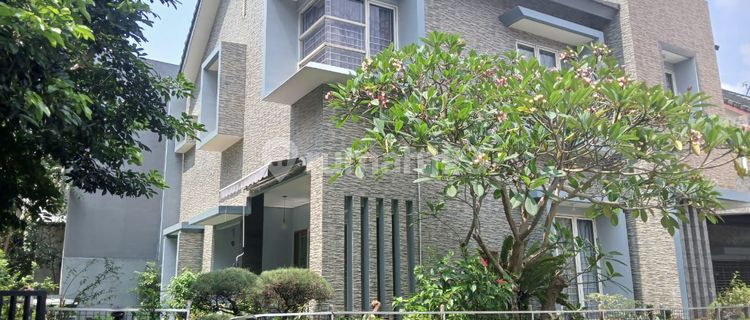 Rumah Asri dengan Taman yang Luas, Posisi Hoek di Jakarta Timur 1