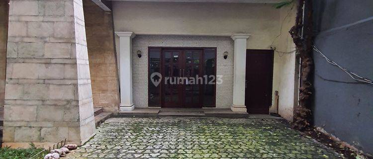 Rumah Menteng asri depan Taman 1