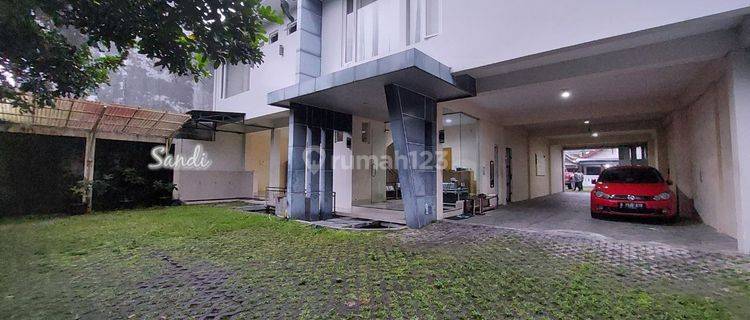 Kantor 2 Lantai Halaman Luas Parkir Banyak Mobil di Condongcatur 1