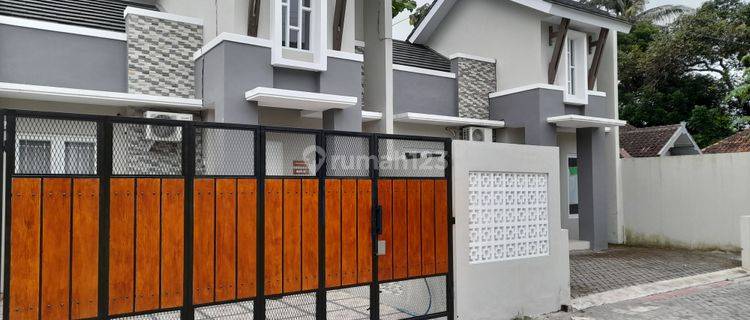 RUMAH CANTIK SEPERTI 2 LANTAI - FULLY FURNISHED DALAM PERUMAHAN SINAR BERLIAN SEDAYU JALAN WATES KM 9 SEDAYU DEKAT PERTAMINA REWULU 1