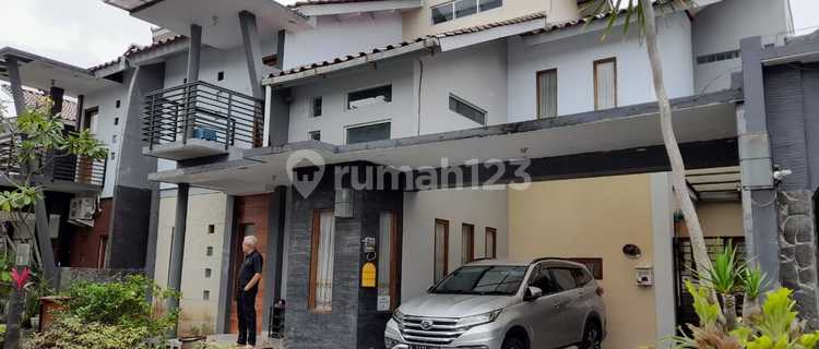 DIKONTRAKKAN RUMAH MEWAH 2 LANTAI FULLY FURNISHED DI JALAN DAMAI DEKAT KE UGM DAN PASAR GENTAN 1